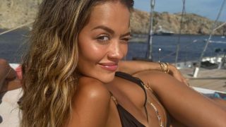 Бившата на Хамилтън пръска сексапил по бански СНИМКИ 18+