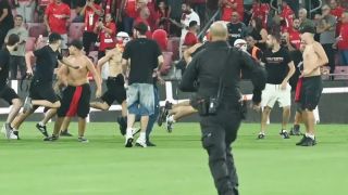 Бой със сопи и викове "Убийте арабите!" провалиха мач на наш национал ВИДЕО 18+
