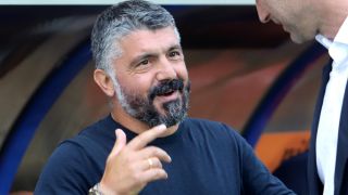 Легенда раздава айфони след победа