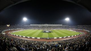 Вечно дерби пред провал, фенове запалиха терена на стадиона СНИМКИ