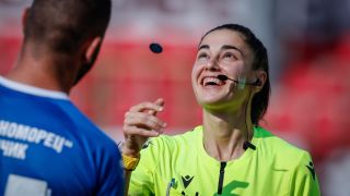 Пратиха дама на мач от Втора лига