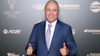 Бащата на звезда от Барса издебна Стоичков СНИМКА