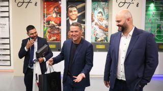Стоичков със специален подарък за Майкъл Оуен СНИМКИ