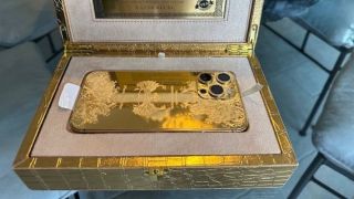 Известен младок се фука с iPhone за 12 000 евро СНИМКИ