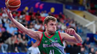 Везенков пропуска мач на България