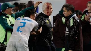 Кървав инцидент: Разбиха главата на известен треньор ВИДЕО