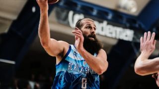 Шампионът продължава наказателната акция