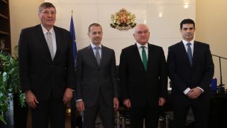 Президентът на УЕФА на крак при българския премиер