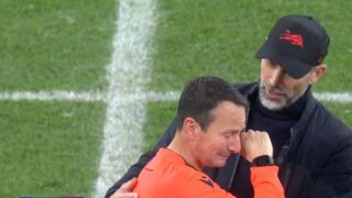 Рефер се разплака след края на мач, треньор го утешава ВИДЕО