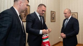 Кобрата и Тервел занесоха подарък на президента