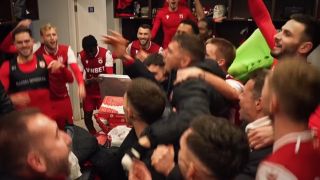 Луд купон в "червената" съблекалня ВИДЕО
