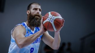 Левски наказан от свои, затъна още повече