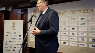 Министърът на спорта става на 65