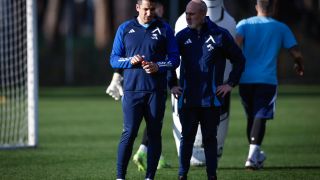 Двама пристигнаха при Левски късно снощи СНИМКА