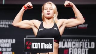 Руска хубавица не издържа и удари шамар на треньора си ВИДЕО