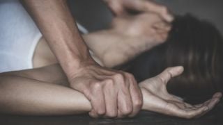 Брутално: 18-годишна изнасилвана от 62-ма мъже в продължение на години!