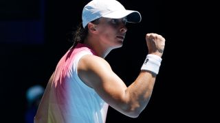 Ига Швьонтек пoказа мускули и премаза красавица