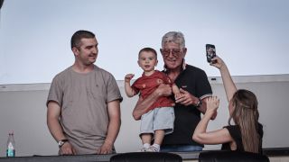 "Ядрени армейци" помагат на Джони Велинов
