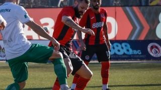 Спас Делев с голям удар извън игрището