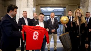 Възродиха фенклуб на ЦСКА с подаръци от Стоичков СНИМКИ