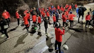 Странна гледка: Изгонени деца тренират на улицата до БФС