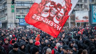 Цесекарите пристигнаха на „Васил Левски“ сред взривове и димки СНИМКИ