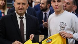 Ето с какво изненадаха Румен Радев в Пловдив СНИМКИ