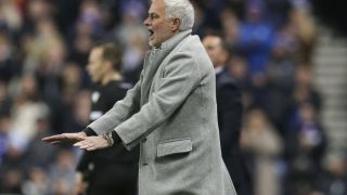 Моу отново изригна, нападна футболист заради теглото му