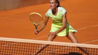 Българка докосва трофей, поти се за победа над 4 часа