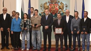 Румен Радев награди най-успешните скиори и сноубордисти