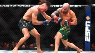Категория перо в UFC посреща стария нов крал