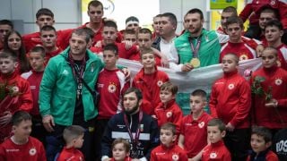 Шампионско посрещане с оркестър, хляб, сол и цветя за борците ВИДЕО