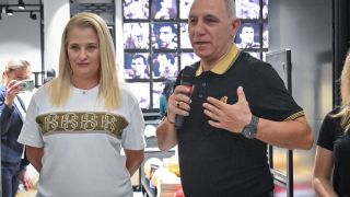 Христо Стоичков дарява 1000 книги на деца