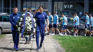 Левски поднесе цветя пред паметника на Гунди СНИМКИ