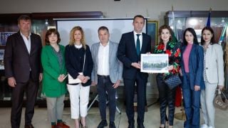 Mинистър Пешев и Раева изнесоха подробности за новата зала СНИМКИ