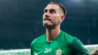 Наш национал си съблече фланелката след бурни освирквания ВИДЕО