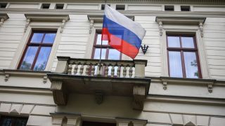 Скандал заради руско знаме в сърцето на Европа СНИМКА
