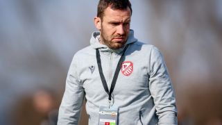 Клуб от Втора лига представи емблематичен треньор