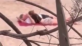 Горещо: Изловиха световна звезда да се люби с българка на плажа в Майорка ВИДЕО 18+