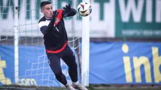 Локо Сф се раздели с вратар
