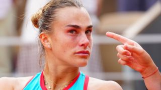 Ощипаната примадона, която уринира върху купите си и не умее да губи