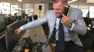 Макгрегър нокаутира мъж в дискотека Видео