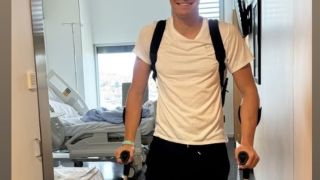 Наш национал се показа с патерици след операцията