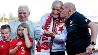 Мъжки сълзи, емоции и голяма любов - един великан на 80 Видео и Снимки