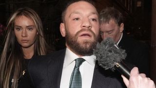Скандалът се разраства: Конър засипал рапърка с голи снимки