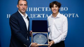 Спортният министър награди Цолов за постиженията му във Формула 3