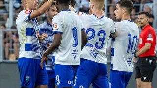 Шопов играе, Доминик Янков гледа от пейката
