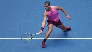 Алкарас премаза чех и продължава без загубен сет
