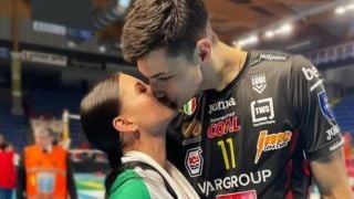 Любимата на Алекс Николов не е случайна, поразително прилича на популярна секс бомба Снимки