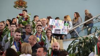 Много сълзи, венци и грандиозно посрещане за волейболните герои Видео и снимки
